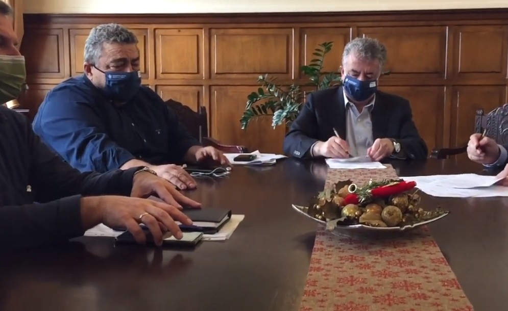 Υπογραφές για ένα οδικό έργο 2,6 εκ. ευρώ και τρεις μεγάλες μελέτες των κάθετων οδικών αξόνων των Χανίων ύψους 10 εκ. ευρώ