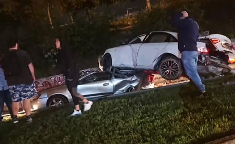 ΙΧ έπεσε από αερογέφυρα και καταπλάκωσε διερχόμενο όχημα -Νεκρός ο ένας οδηγός