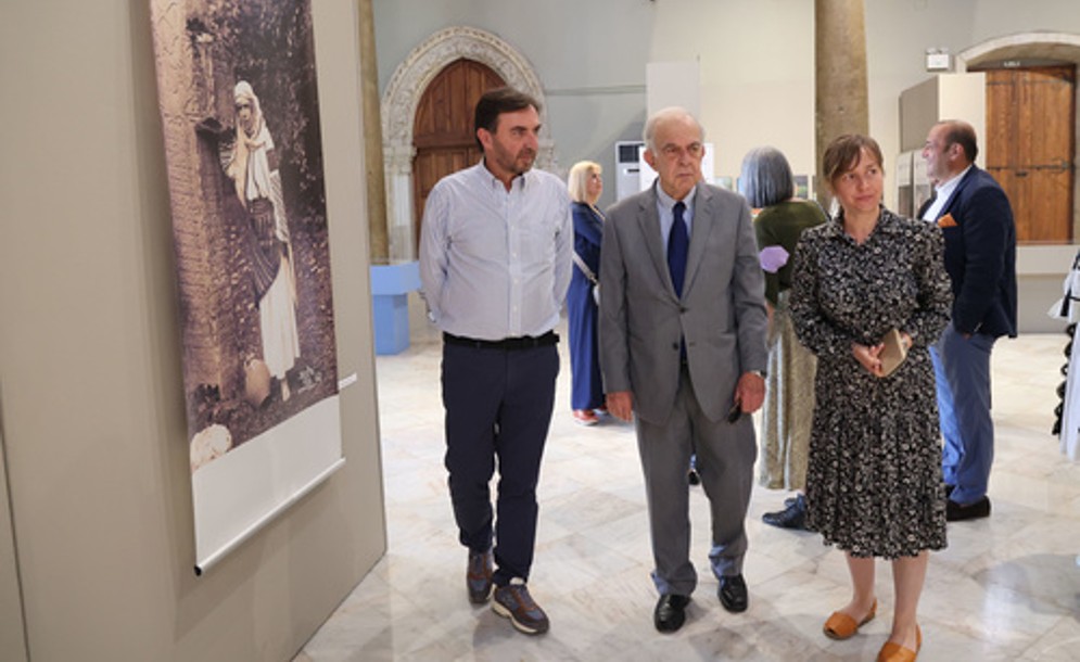 Με επιτυχία τα εγκαίνια της έκθεσης για τις παραδοσιακές ρουμάνικες φορεσιές