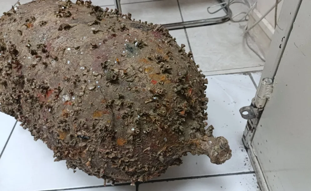 “Ψάρεψε” έναν αμφορέα και τον παρέδωσε στο Λιμενικό