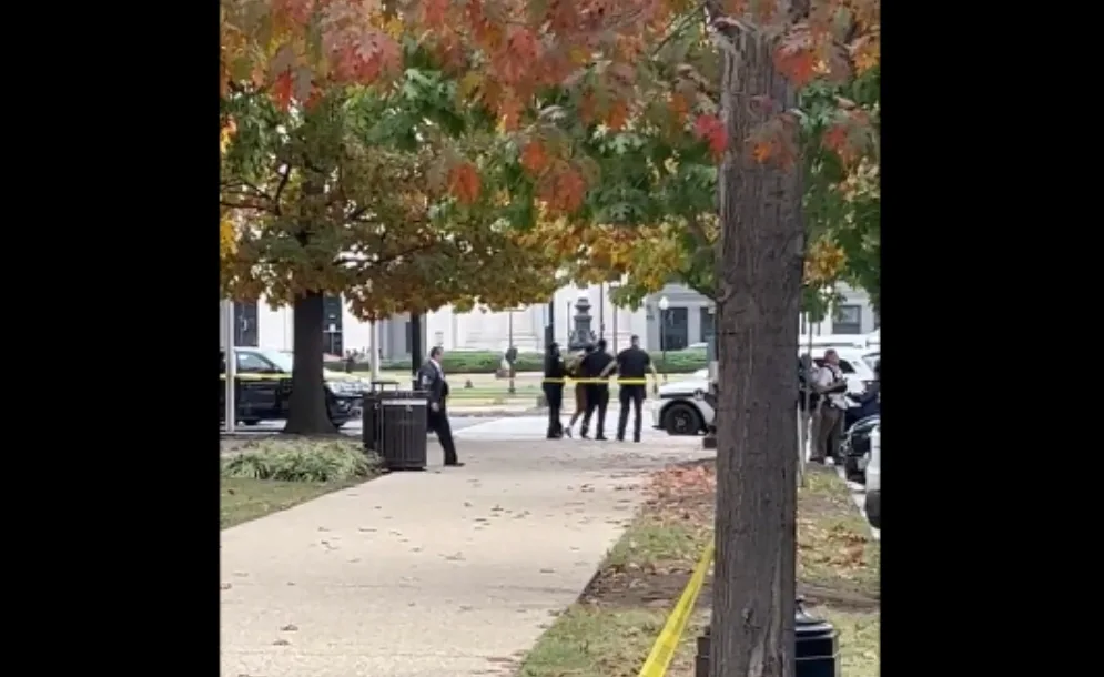 Καπιτώλιο: Συνελήφθη άνδρας με αυτόματο όπλο