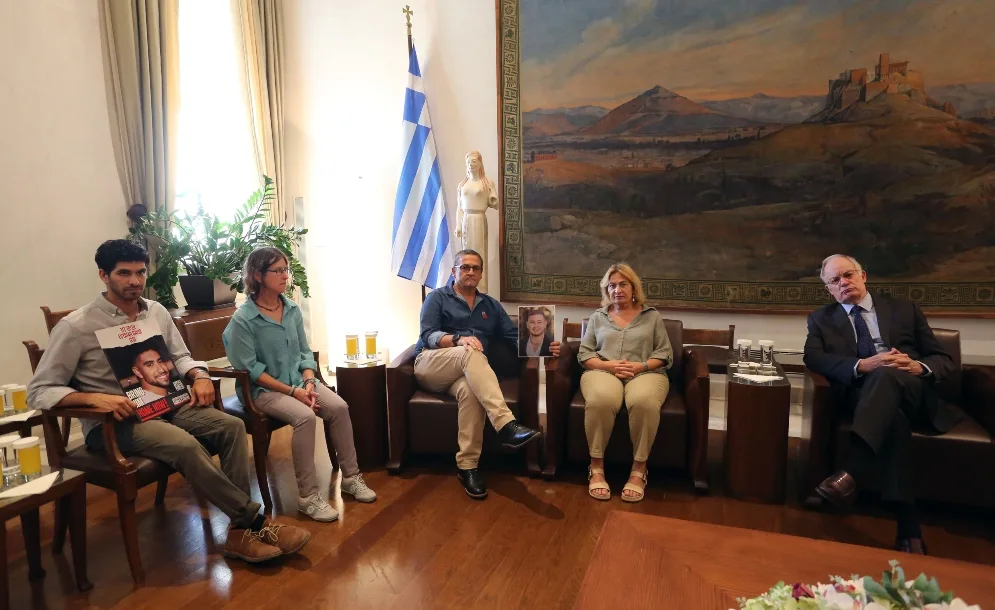 Συνάντηση Προέδρου Βουλής με συγγενείς των ομήρων που έχουν απαχθεί από την Hamas