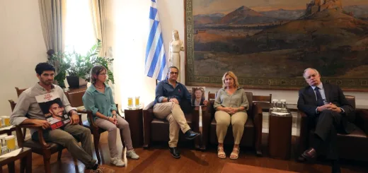 Συνάντηση Προέδρου Βουλής με συγγενείς των ομήρων που έχουν απαχθεί από την Hamas