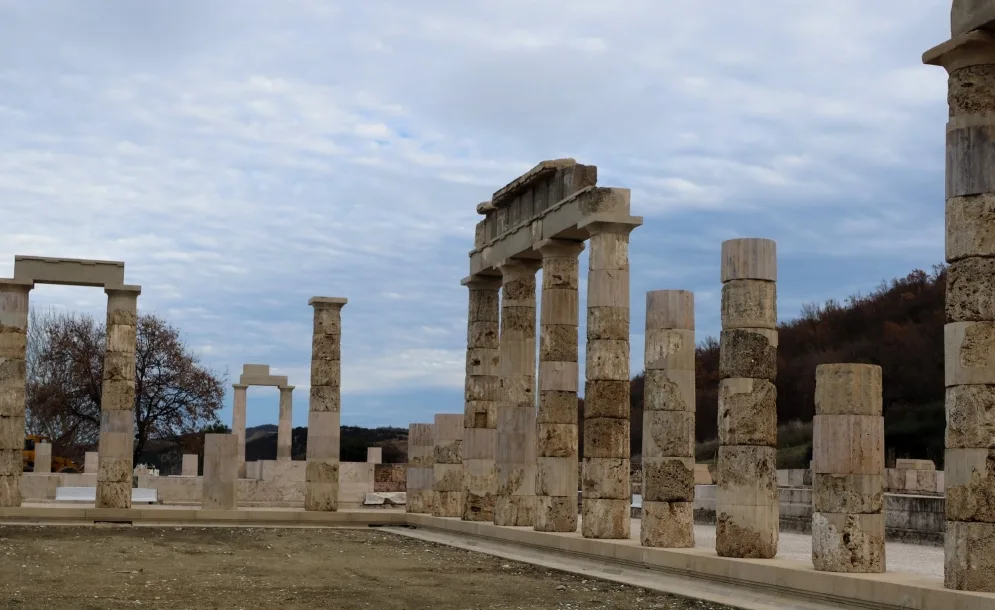 Το αναστηλωμένο και αποκατεστημένο ανάκτορο του Φιλίππου Β΄ της Μακεδονίας, στις Αιγές