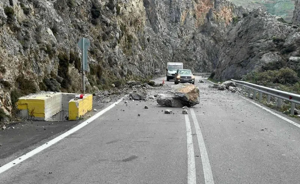 Βράχος αποκολλήθηκε και έπεσε σε αυτοκίνητο
