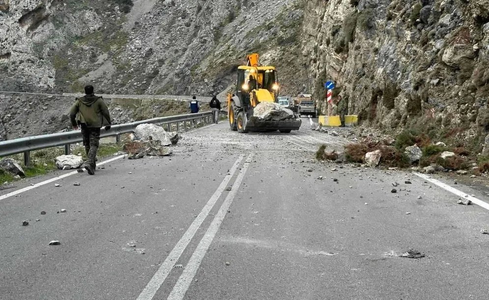 Βράχος αποκολλήθηκε και έπεσε σε αυτοκίνητο