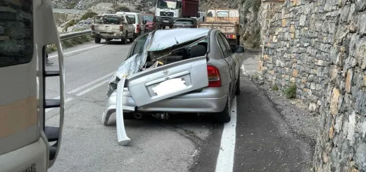 Βράχος αποκολλήθηκε και έπεσε σε αυτοκίνητο