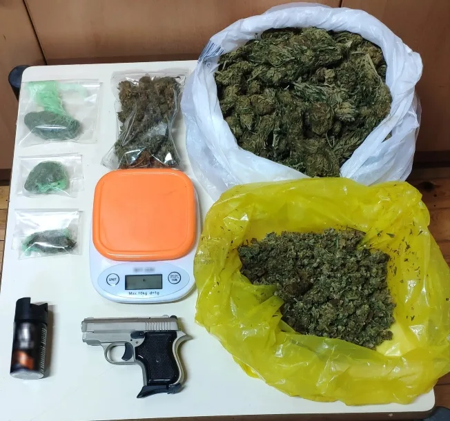 Ρέθυμνο: Ναρκωτικά και όπλα σε έρευνα που του έγινε