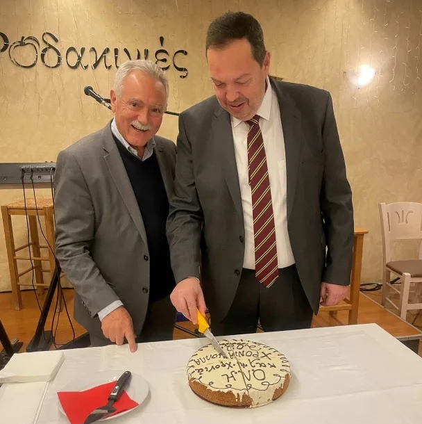 Διοίκηση και εργαζόμενοι του ΟΛΗ έκοψαν την πρωτοχρονιάτικη βασιλόπιτά τους