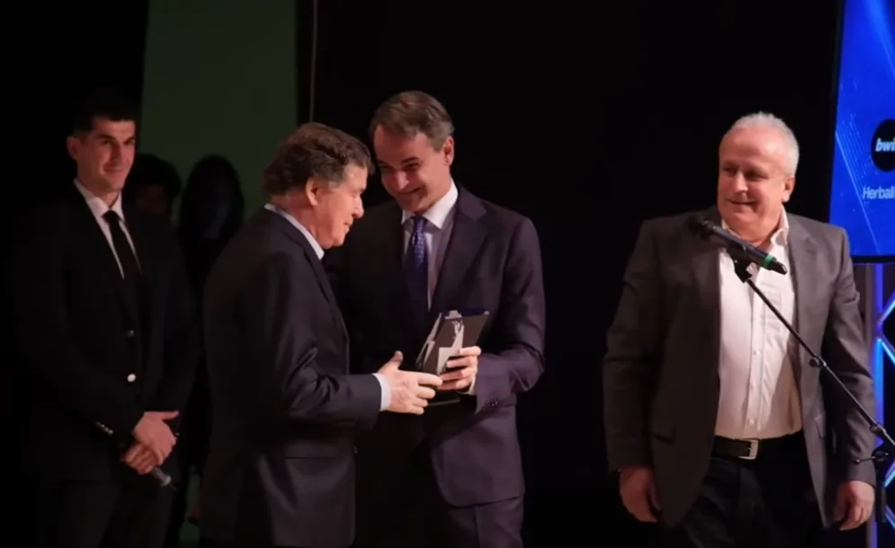 Βράβευση του Otto Rehhagel για την κατάκτηση του Euro 2004