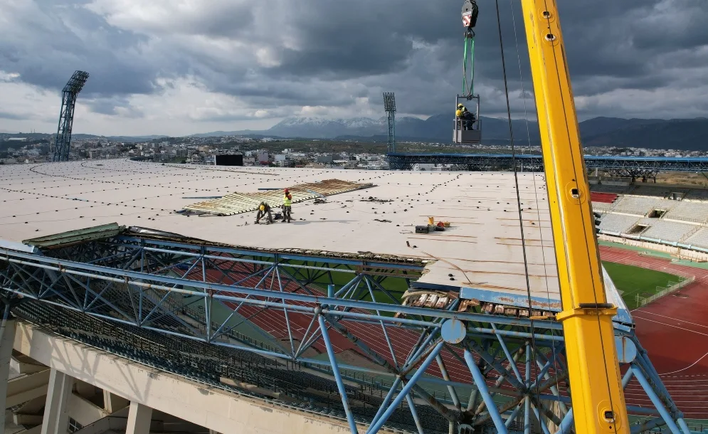 Νέα αυτοψία του Δημάρχου Ηρακλείου Αλέξη Καλοκαιρινού στο Παγκρήτιο Στάδιο για τις εργασίες αποκατάστασης των ζημιών