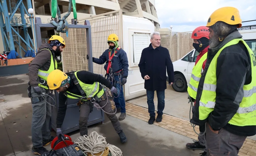 Νέα αυτοψία του Δημάρχου Ηρακλείου Αλέξη Καλοκαιρινού στο Παγκρήτιο Στάδιο για τις εργασίες αποκατάστασης των ζημιών