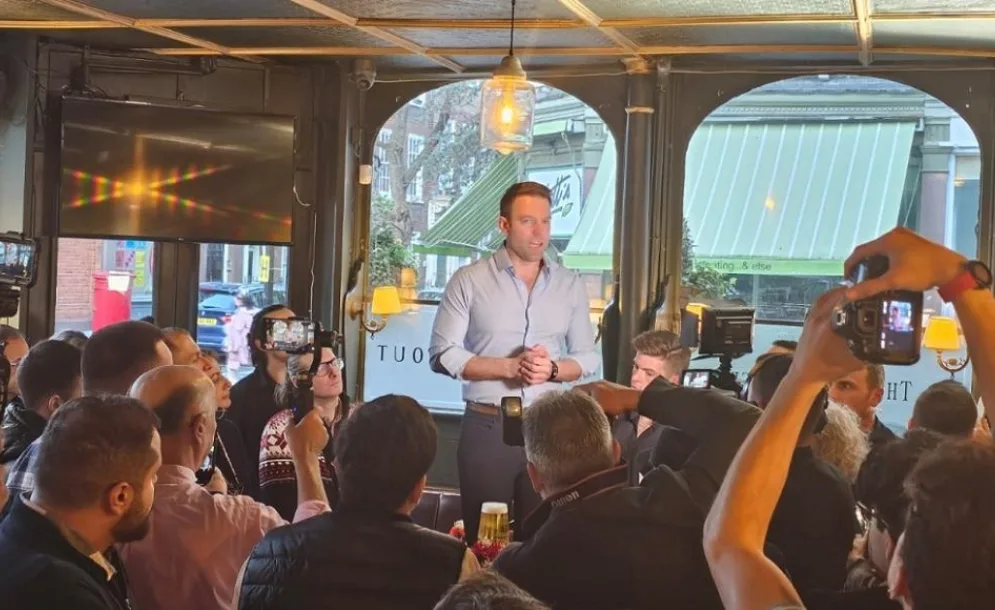 Στο Λονδίνο με μέλη του ΣΥΡΙΖΑ ο Στ. Κασσελάκης