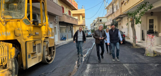 Στις εργασίες ασφαλτόστρωσης στα Καμίνια ο Αλέξης Καλοκαιρινός
