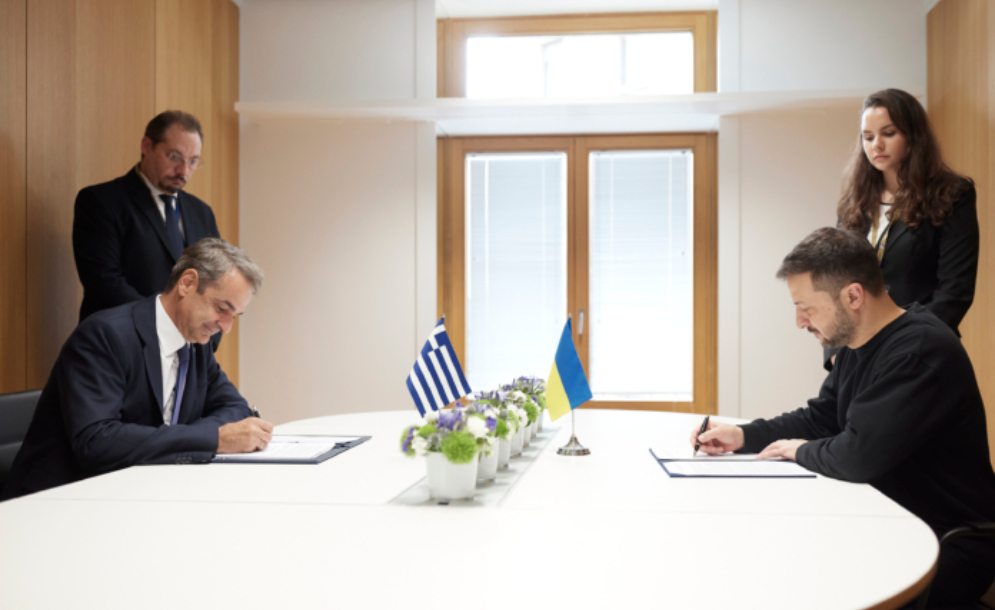 Υπογραφή συμφωνίας από τον Πρωθυπουργό Κυρ. Μητσοτάκη και τον Πρόεδρο της Ουκρανίας για συνεργασία σε θέματα ασφαλείας