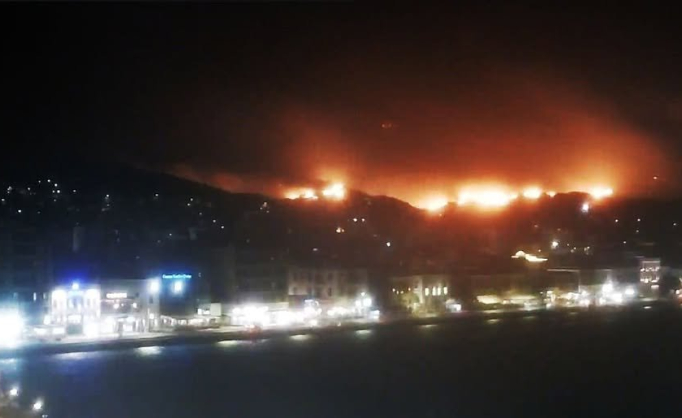Ανεξέλεγκτη η φωτιά στη Χίο